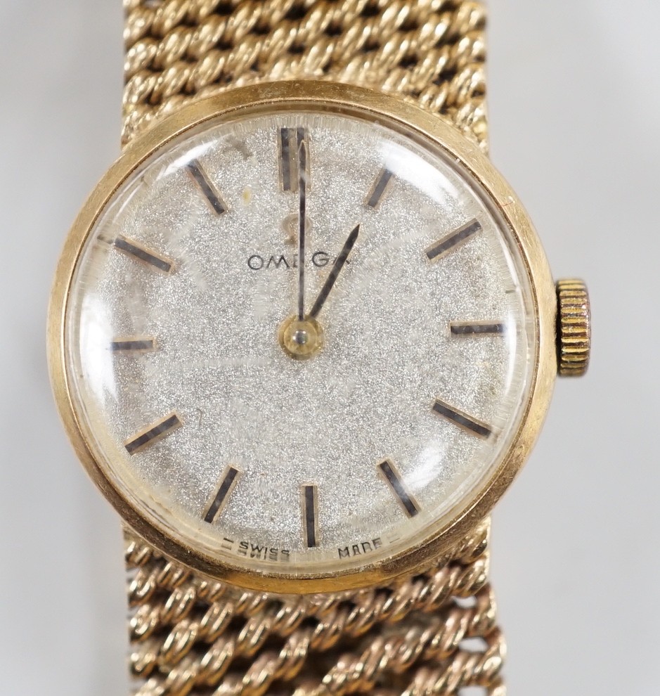A lady's modern 9ct gold Omega manual wind wrist watch, on a 9ct gold Omega bracelet, case diameter 20mm, gross weight 29.9 grams, in a Longines box.